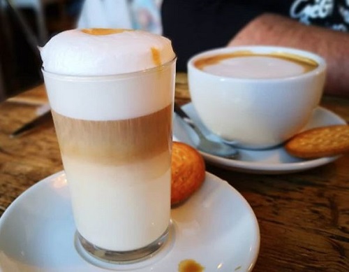 caffe latte trinken in wien